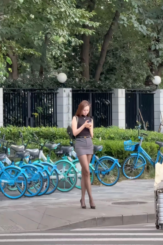路边看到的漂亮女生，身材也太好了吧！