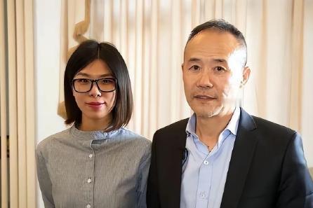 王石与大女儿王蔚蓝的合影，说实话，女儿比他那个二老婆漂亮多了！查了一下她的履