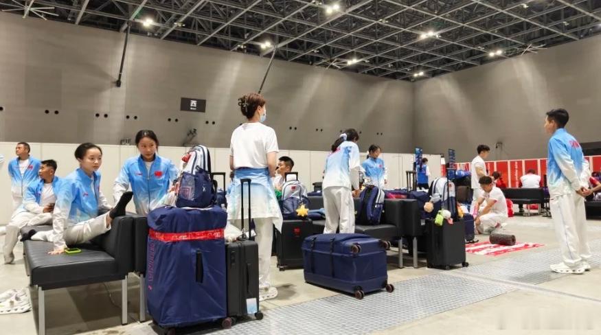 中国体操队21人仅2人信息正常中国体操队21人落地名古屋，注册系统只查到2人。