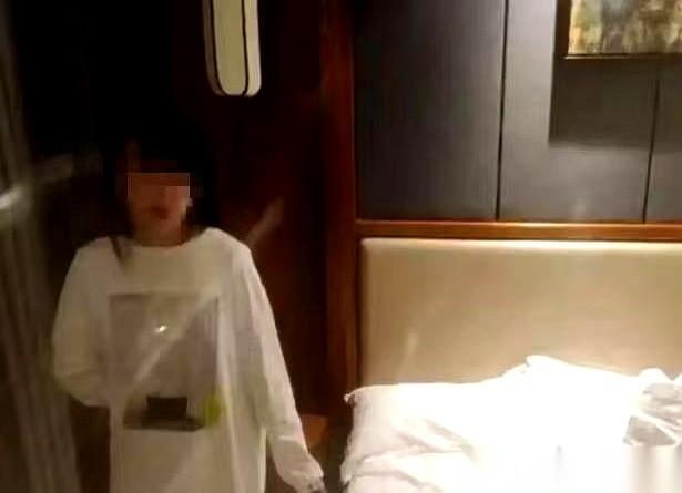 “大爷，找您80！”女人一边把零钱递给快70岁的张大爷，一边死死盯着他那个鼓囊囊