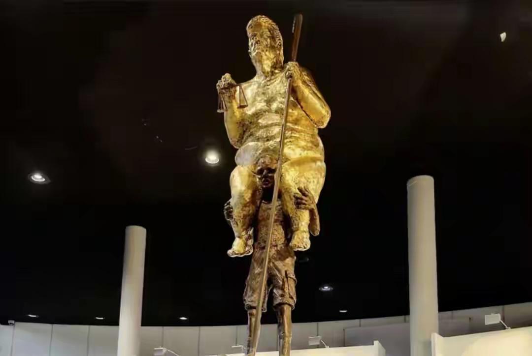 镀金裸体特朗普雕像现身欧洲议会，雕像配文耐人寻味！10月6日，一尊讽刺雕塑进入位