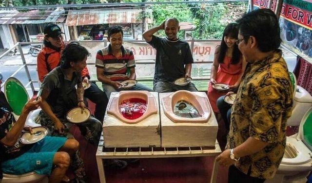 男子开了家“厕所餐厅”, 连座椅饭碗都是马桶 - 天津月亮 - 天津月亮的博客