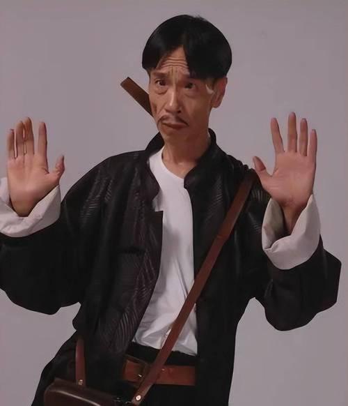 1946年，大汉奸万里浪在上海被枪决。妻子赶来收尸，撬开棺材却尖叫起来：“这不是