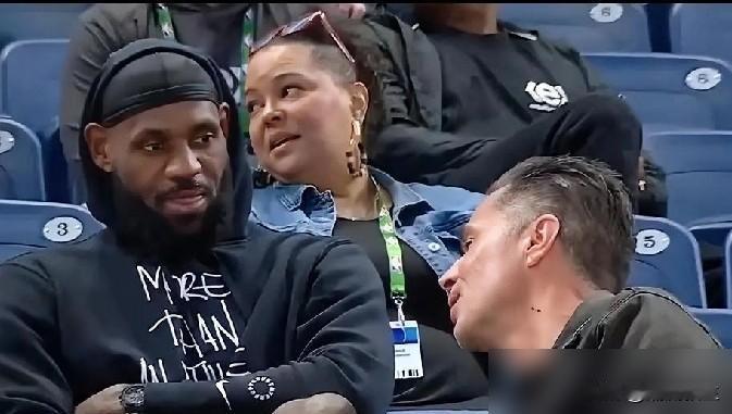 笑了，湖人这操作是把卸磨杀驴刻在斯台普斯天花板了？一边逼老詹在退役巡演和交易