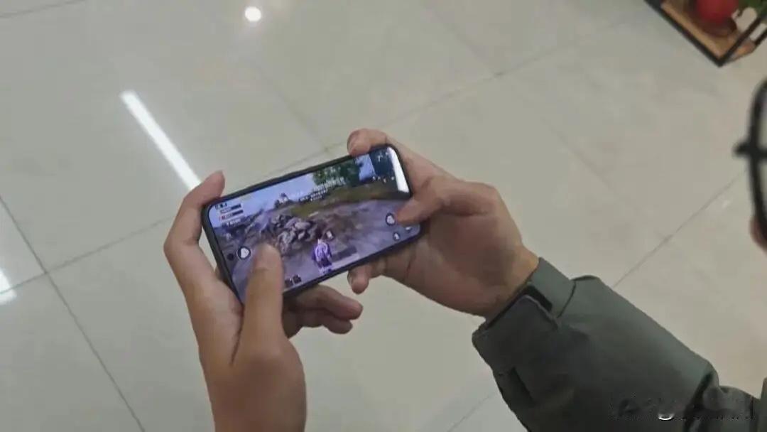 贵州，小伙沉迷“吃鸡”游戏，他花1200买了外挂，准备在游戏里大杀四方，在朋友面