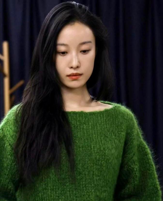 三年不许恋爱，她赌赢了。南京高校海选，几千人里只留一个。张艺谋开出的条件像