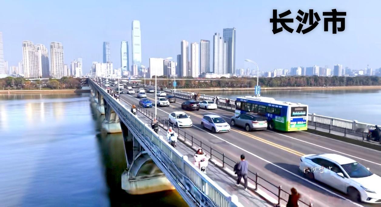 说实话，长沙这座橘子洲头大桥也有一定的年代了，是上世纪七十年代修建成通车的，到现