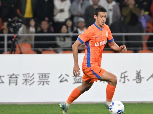 山东泰山6年长约签下22岁中场依木兰，球迷炸锅！有人点赞“囤未来”，有人吐槽“伤