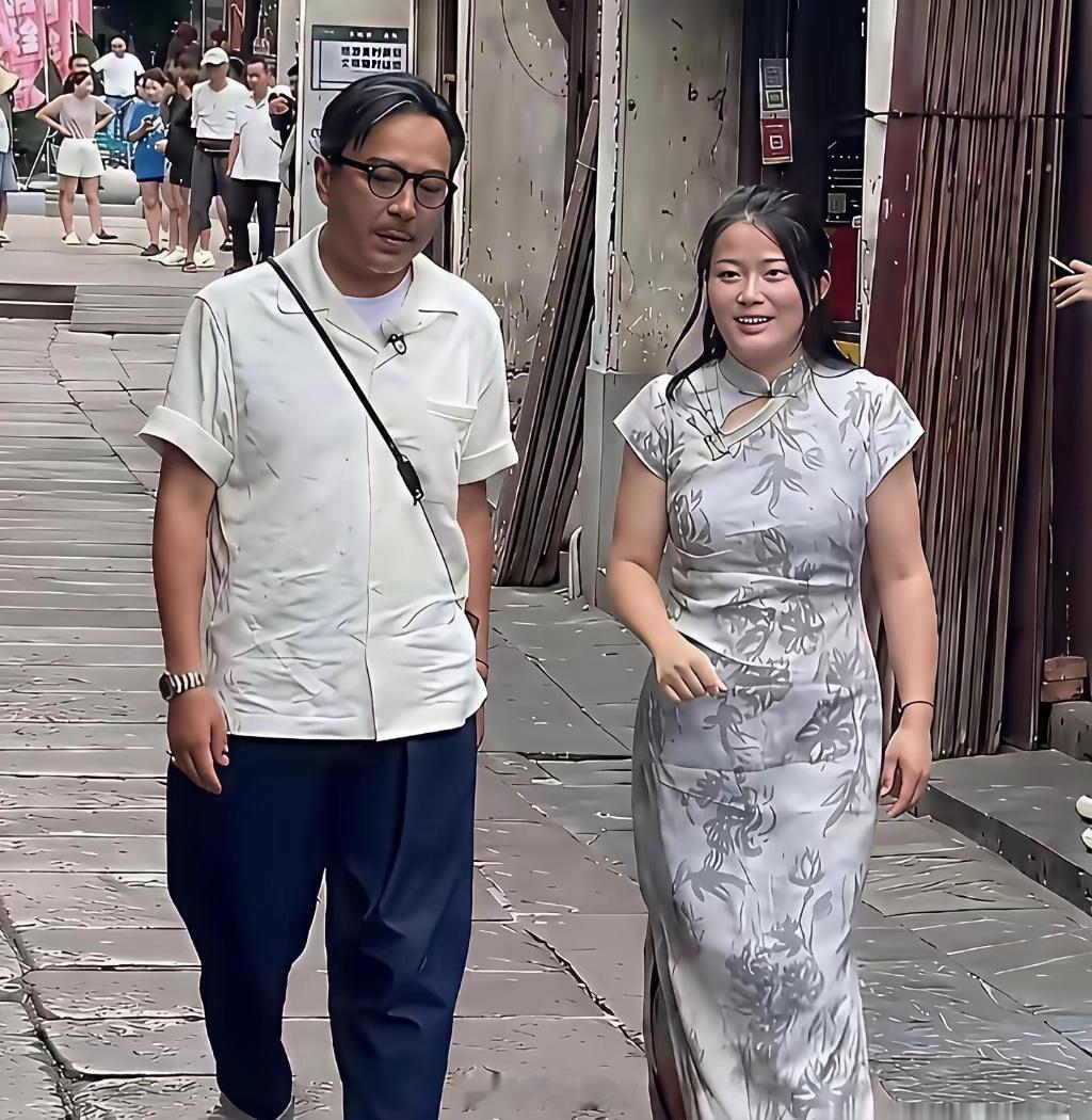 汪涵和杨乐乐同框，一个像操心大叔，一个像优雅小姐姐，明明只差4岁，看着却像两代人