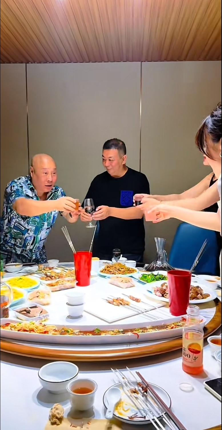 北京宝哥，看女人的眼神特别犀利，两个眼珠子瞪得倍圆，目不转睛，直勾勾的看着美女，