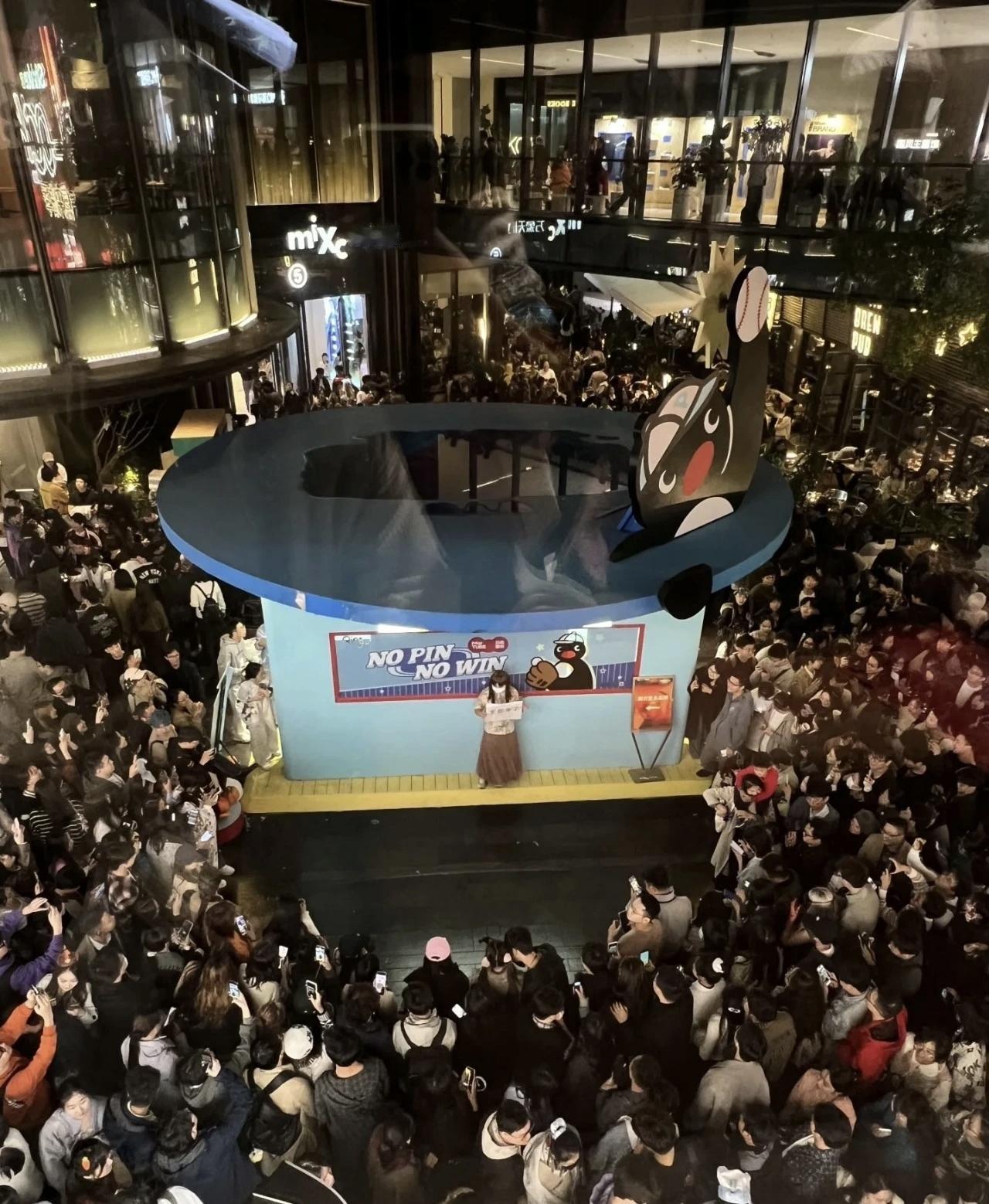 万圣节，这位曾出圈的南京网红顶流，近日被人模仿以夸张万圣节COS造型重返南京某商