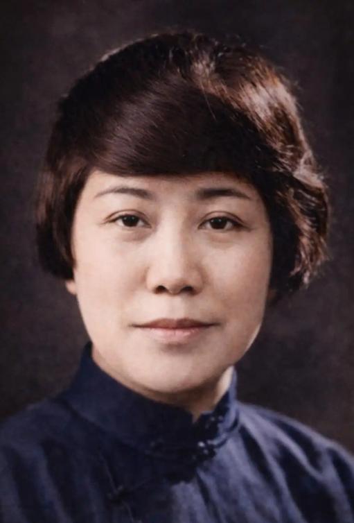 1901年，在江苏无锡，一个17岁的少女被母亲推进了花轿。结婚当晚，她掀开盖头，
