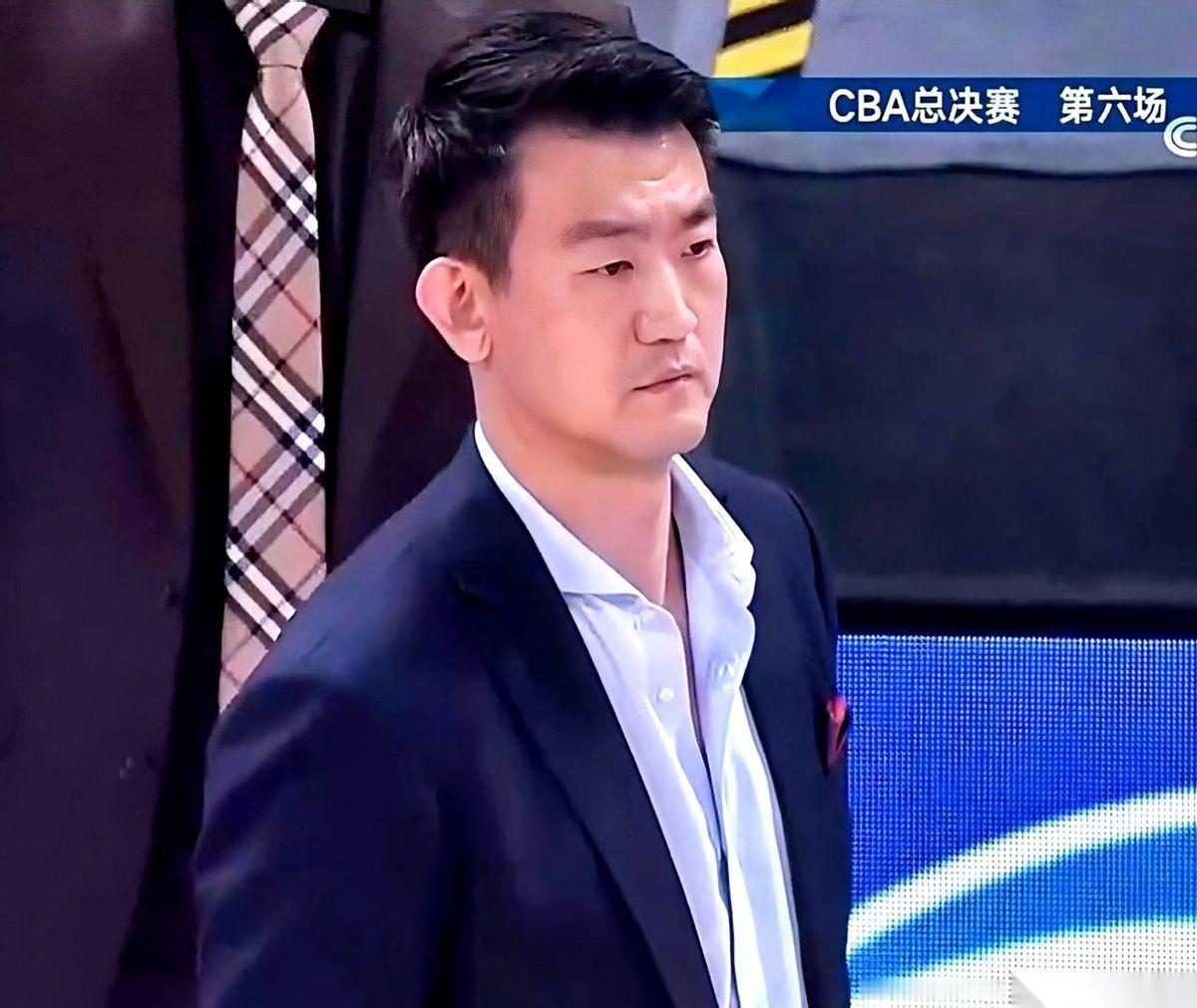 浙江队主教练王博，脸涨得通红。终场哨响，86比77，赢了。他没看庆祝的队员，扭