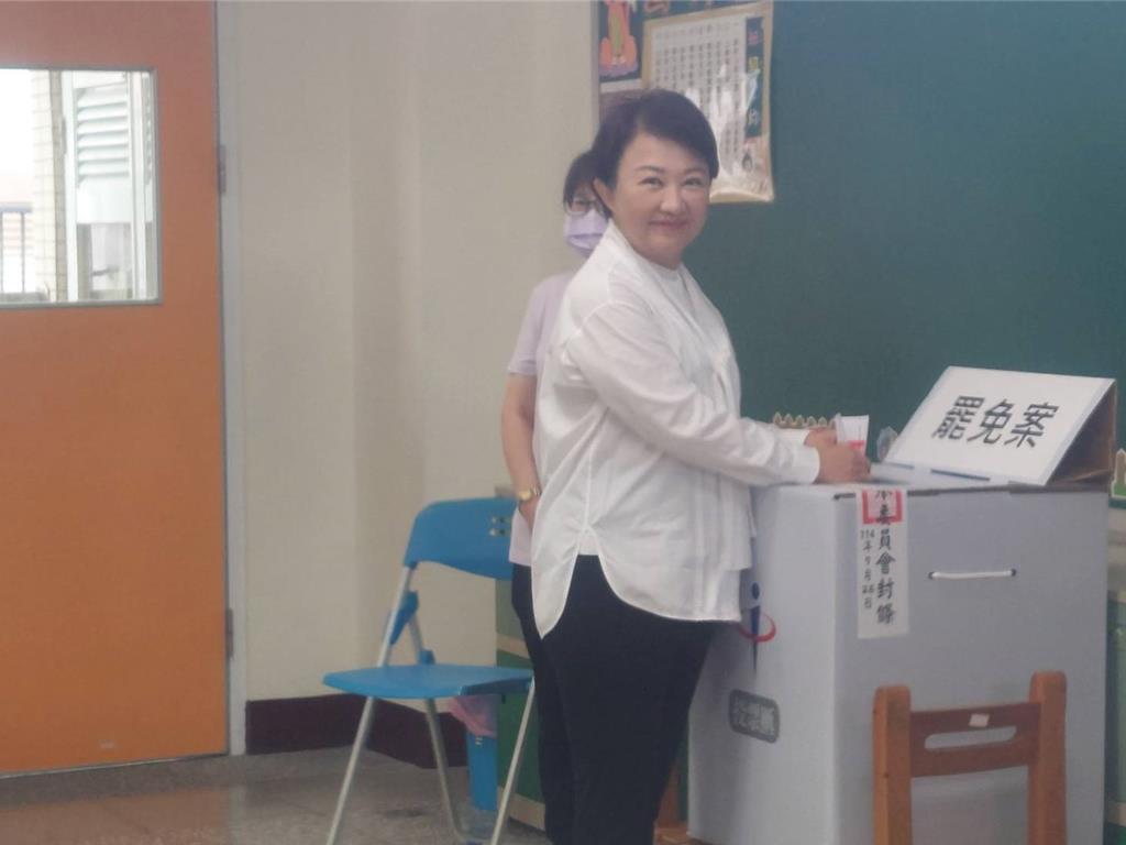 上午9点，细雨纷纷，台中市长卢秀燕冒雨抵达健行国小投票所。她撑着伞走进校园，待行