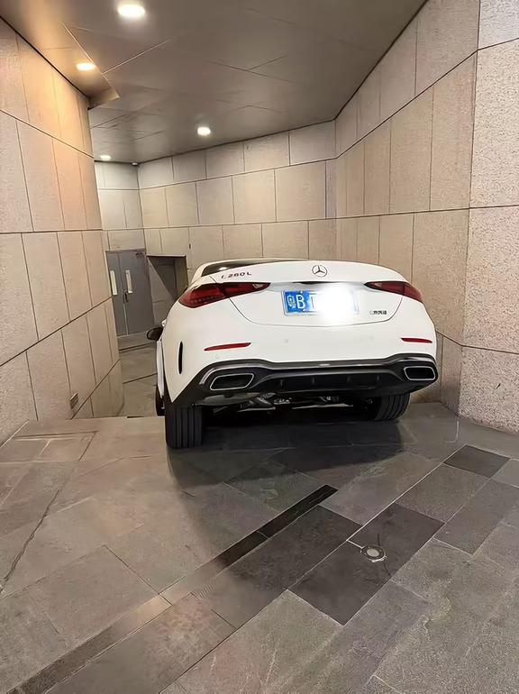 😂不好意思啊..真的笑出声了，我想请问这车子是咋开的？坐标深圳罗湖万象城这里?