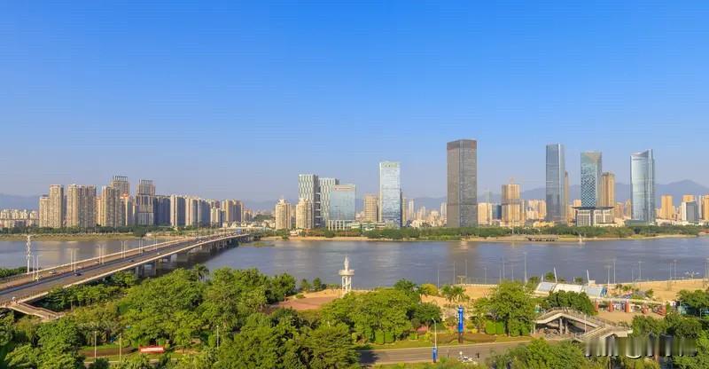 福州楼市：1‑5月至8‑12月数据显示，闽江大道板块从3.2万跌至3万，每平