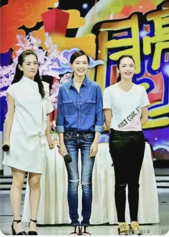 谢娜、唐嫣、姚晨三位美女同框的照片，看着很有意思。谢娜穿着白色的超短裙，踩