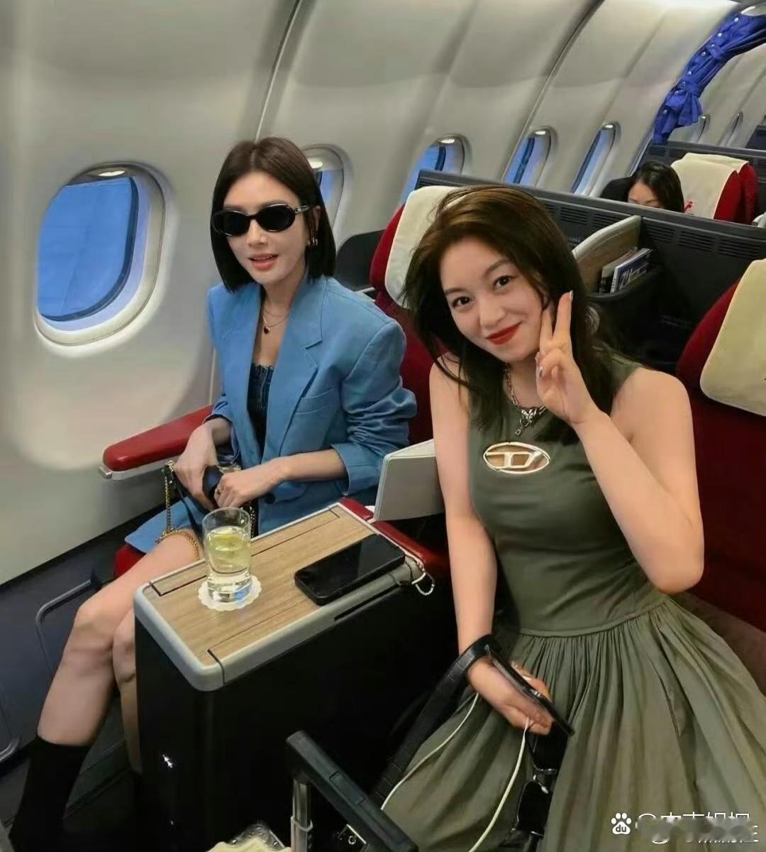 46岁秦岚坐飞机出行被偶遇，她坐头等舱，打扮贵气十足，身材苗条，皮肤白皙，完全不