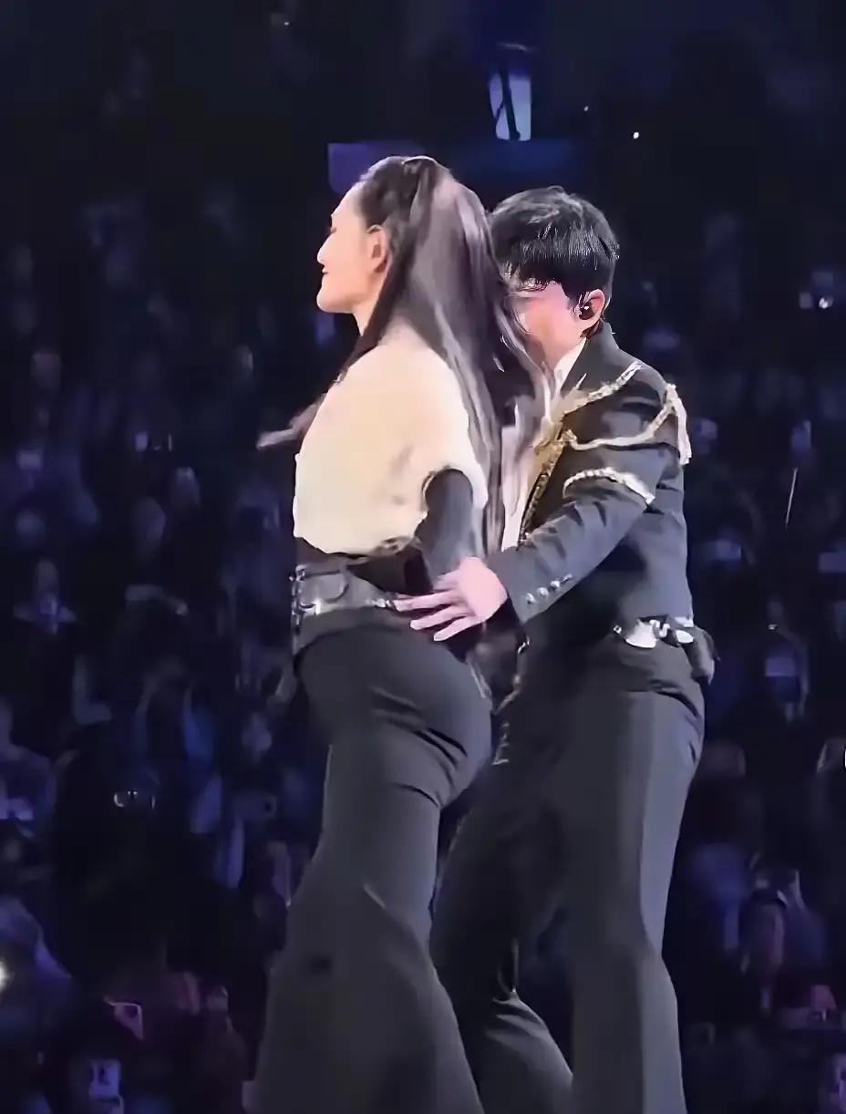 肚子还像怀5个月谢娜在张杰演唱会后台被拍到，紧身裤勒出的弧度直接冲上热搜。