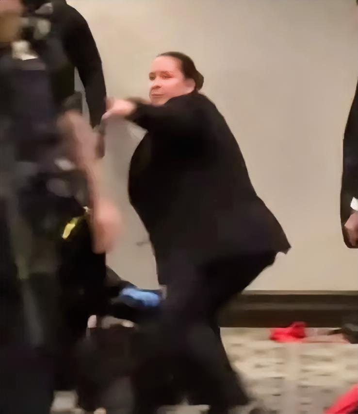 美国特勤局这名女保镖再次火出圈，她第一次出圈是在特朗普遭枪击暗杀那次，手枪一直插