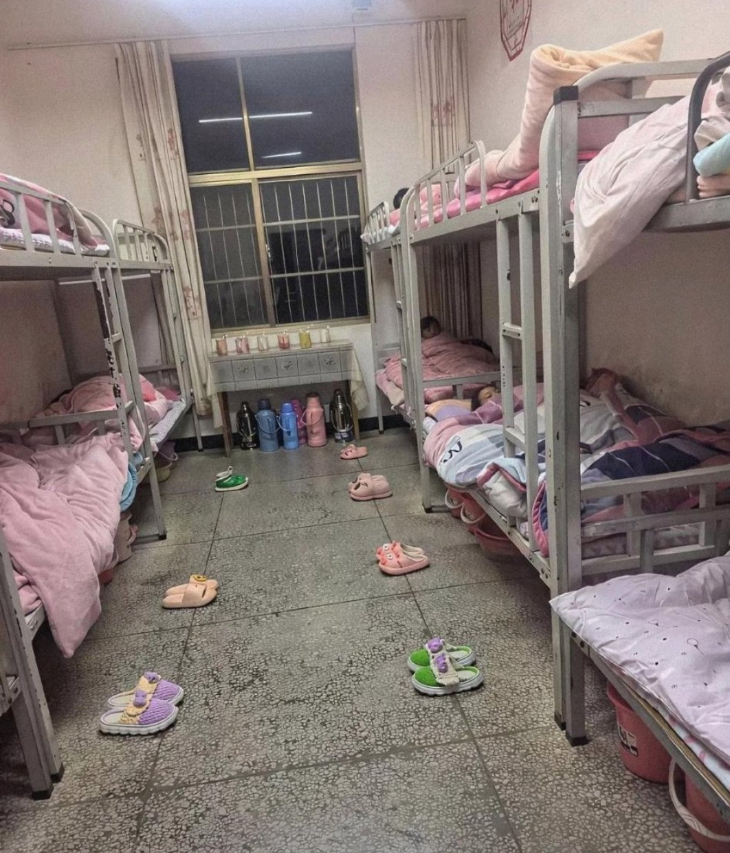 这么小的孩子非得住校吗？