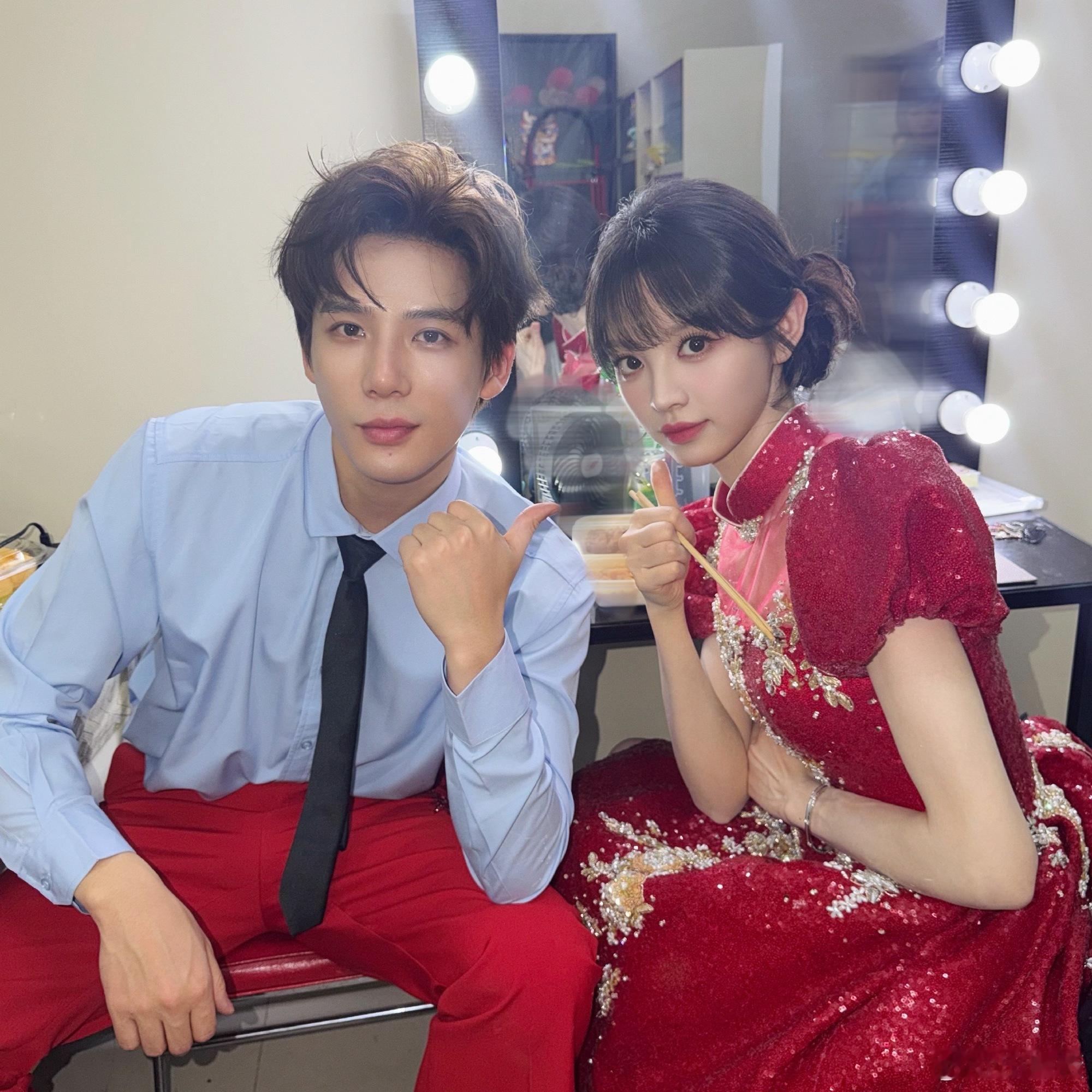 好多人啊，田曦薇和王玉雯发的春晚后台自拍