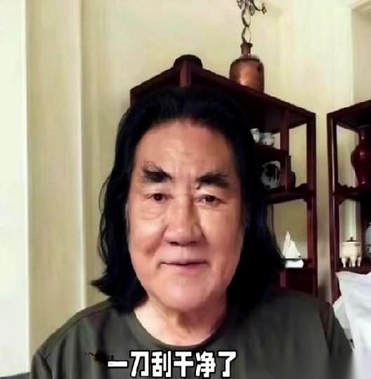 圈里有两个狠人，一个叫迟重瑞，一个叫张纪中。一个留了36年光头，一个刮了30年