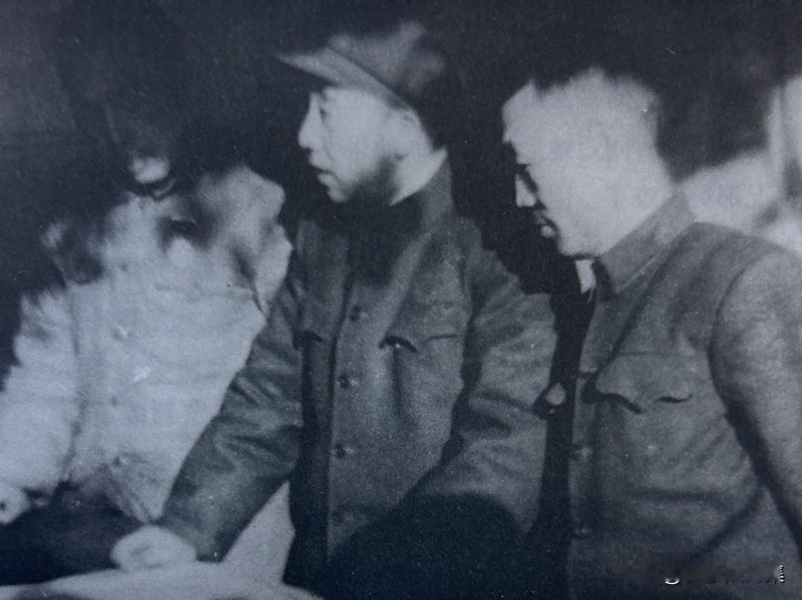 【开国功臣图片故事224】1952年10月，上甘岭战役期间，志愿军第15军在五