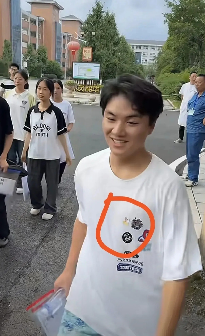 江西上尧，一考点现场，一男生进考场前接受检查，他对监考老师说道：能不能“带”妈妈