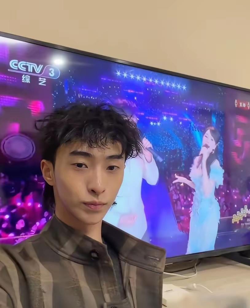 都以为伊能静养了个“妖孽”，结果除夕夜，这小子一记“耳光”扇了过来。前几年，他