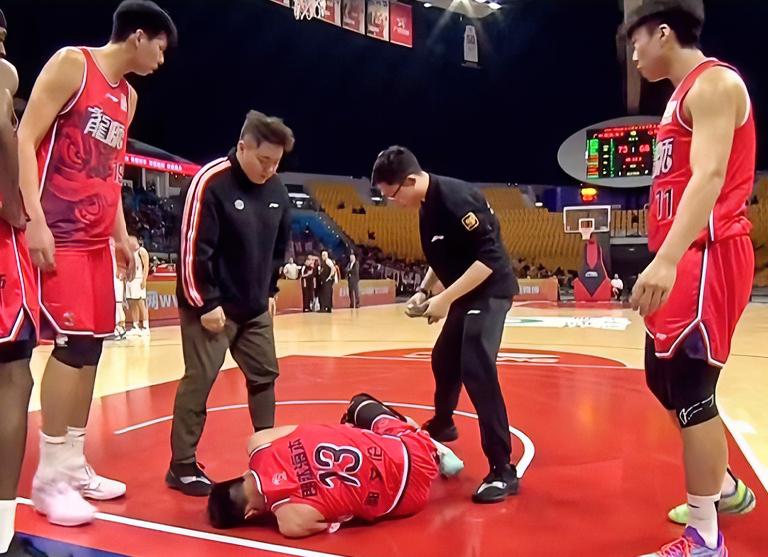 郭艾伦：我要与我喜欢的赛场告别了？？？陈国豪：伦哥，你这几年太惨了，各种伤病，