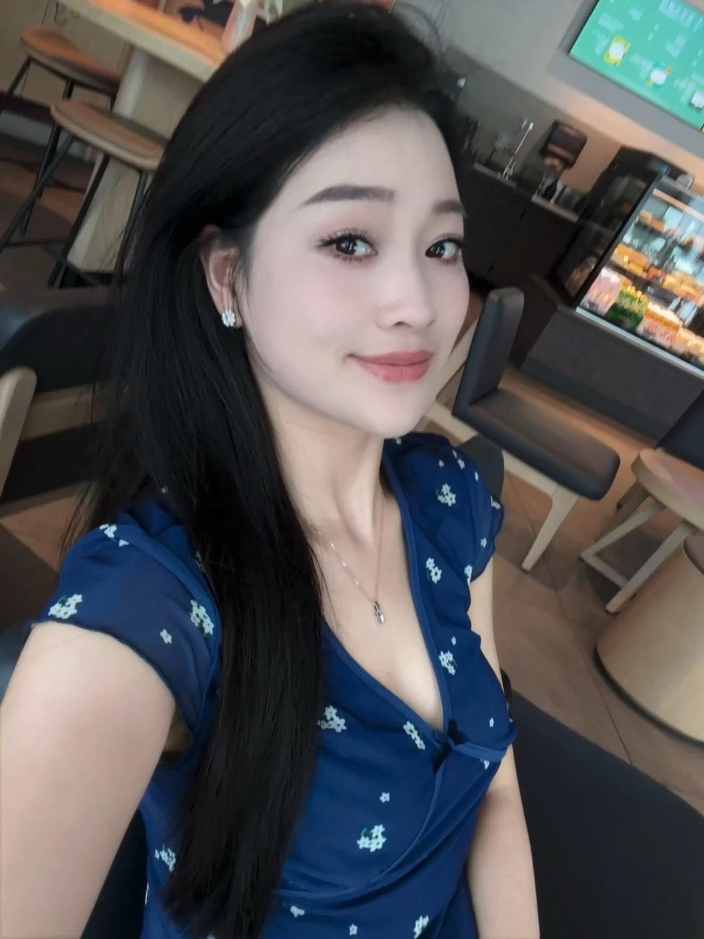以前累了只会偷偷流泪，现在累了只想咖啡来配。