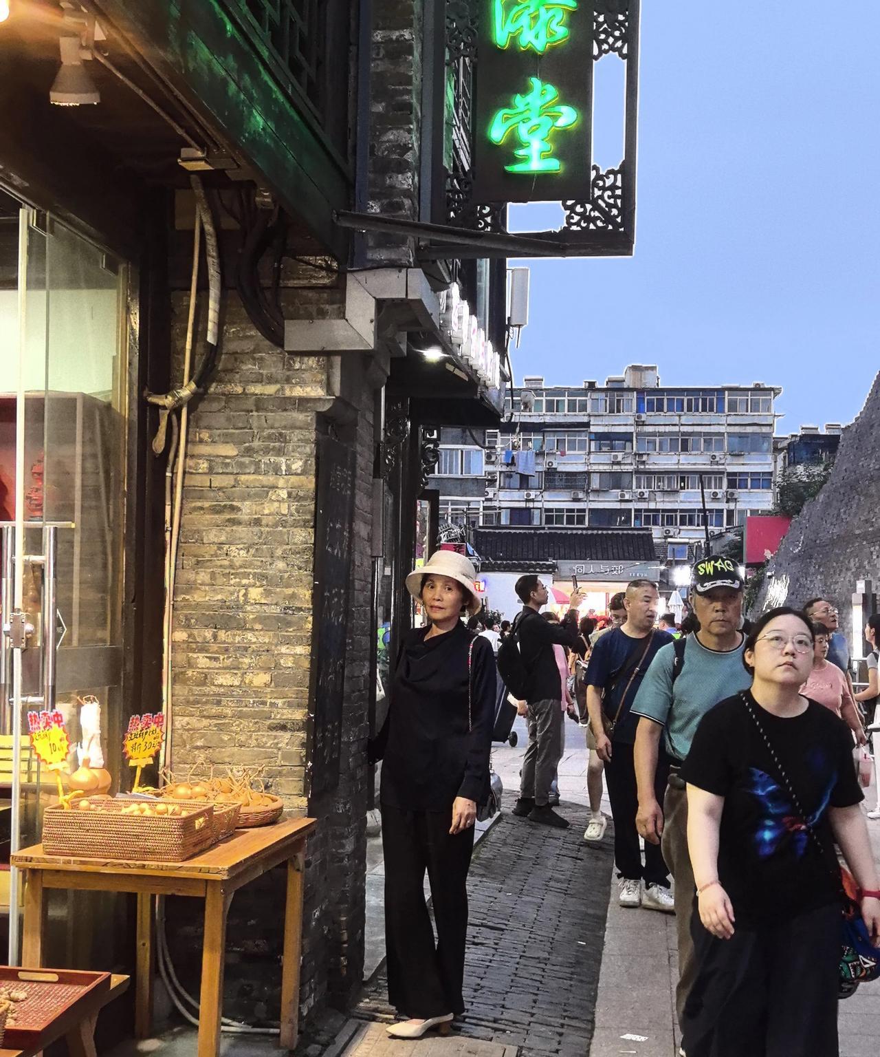 人到中年，唯有《自渡》：“不逐浮名向外寻，光阴织锦自裁襟。镜前描得眉峰浅，