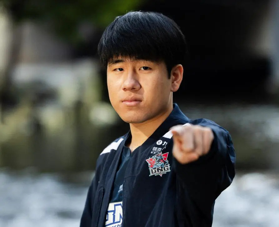 GALA的腹肌其实每次我看到gala的脸总觉得他一脸无奈，结果你告诉我他身材这么