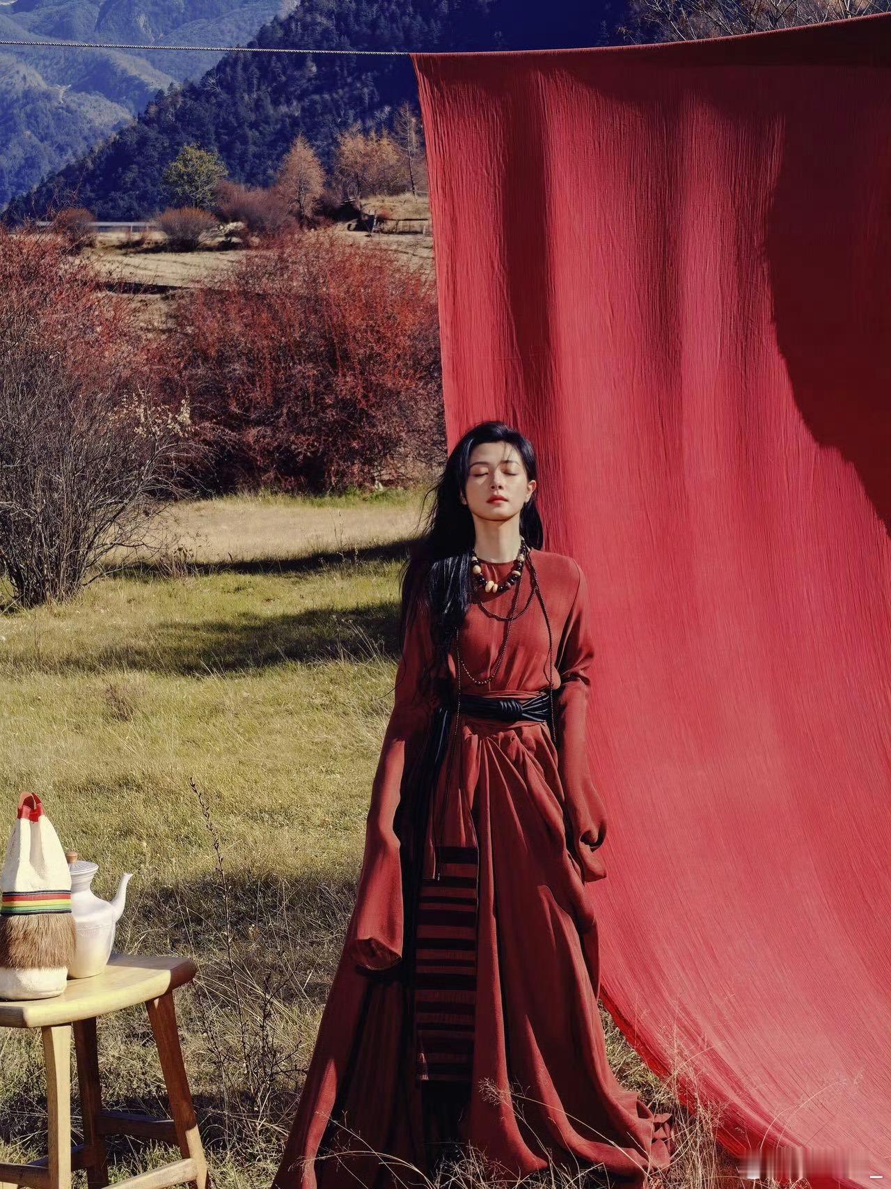 万茜公路文女主有脸了 万茜雪山公路大片杀疯了！清冷疏离的气质配上苍茫雪景，这不就