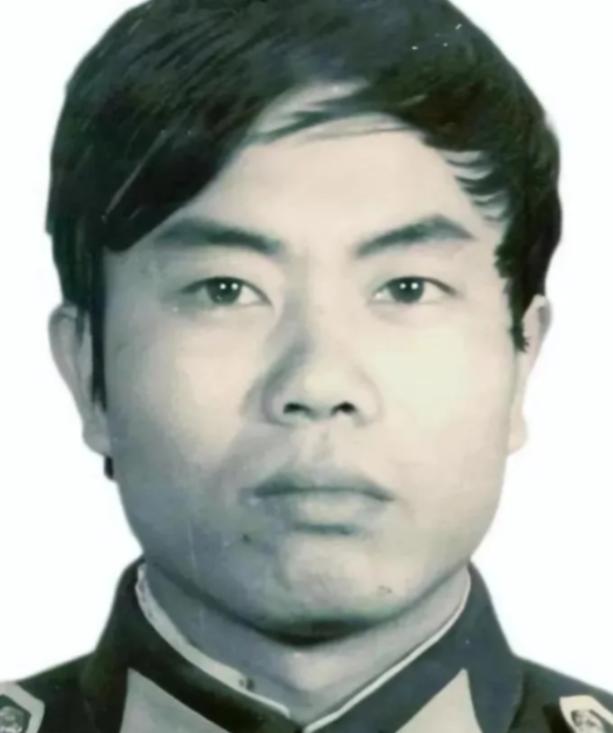 1987年，一位叫陈建军的警官，居然有纹身，更是有打牌，赌博的恶习，甚至还打骂老