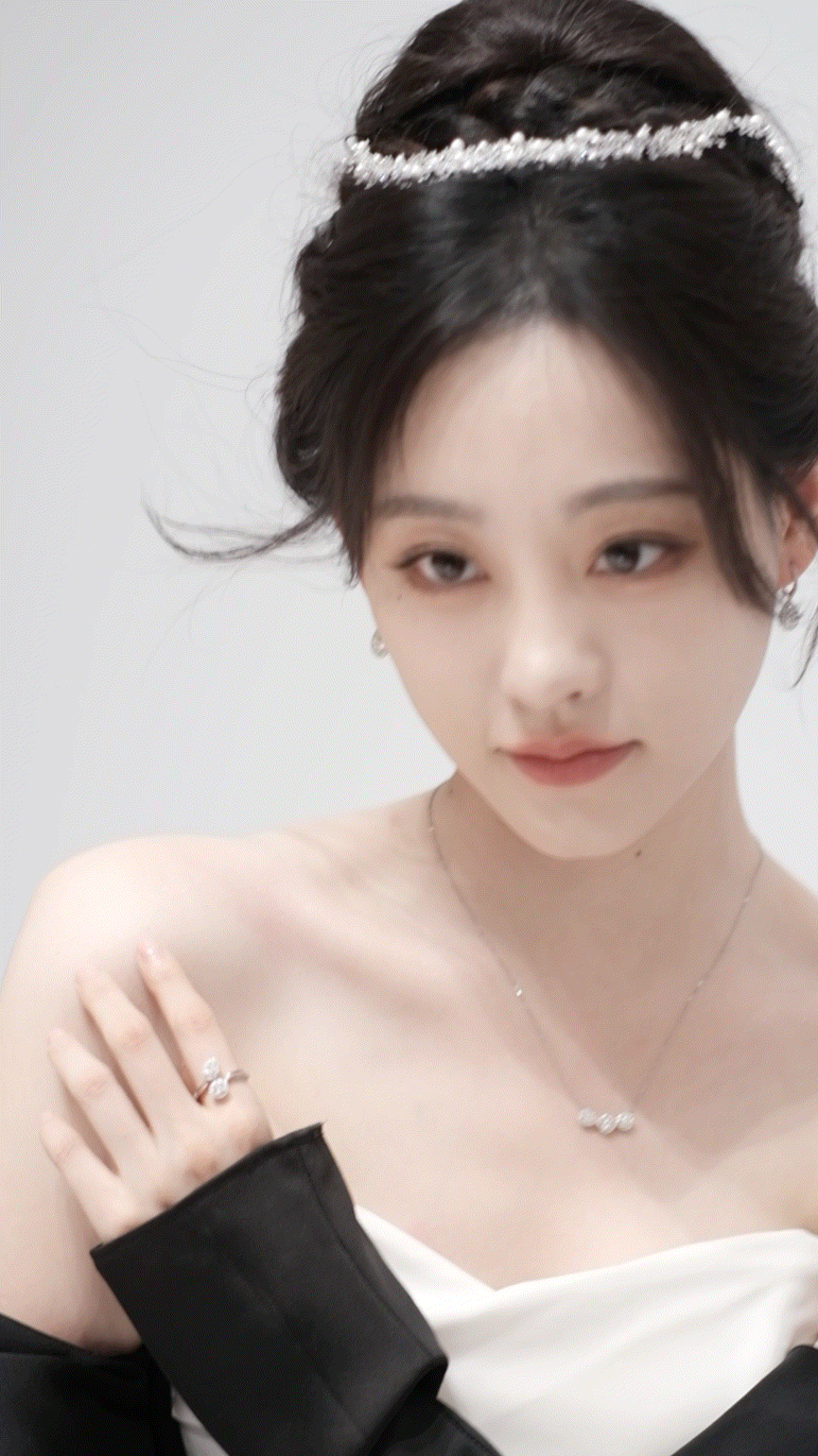 祝绪丹白缎面墨色玫瑰礼服大片