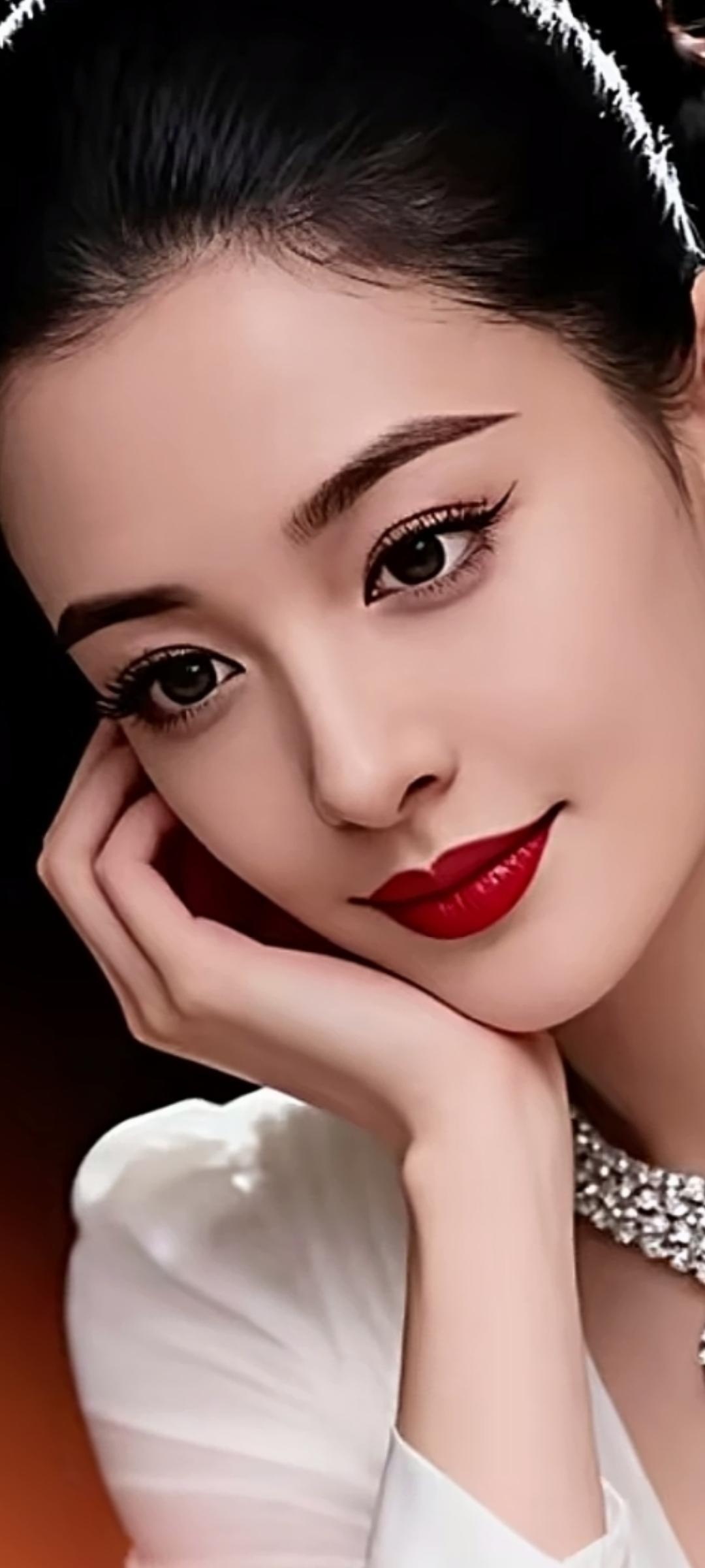 优雅红唇，闪耀珠宝，尽显高贵气质！💄✨