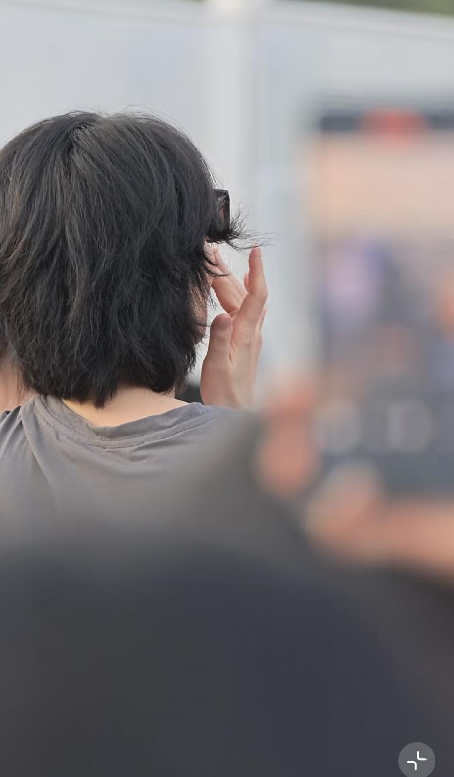 8月29日，王菲现身阿那亚虾米音乐节，竟然在台下偷偷哭了，怼脸拍老了不少，有种老