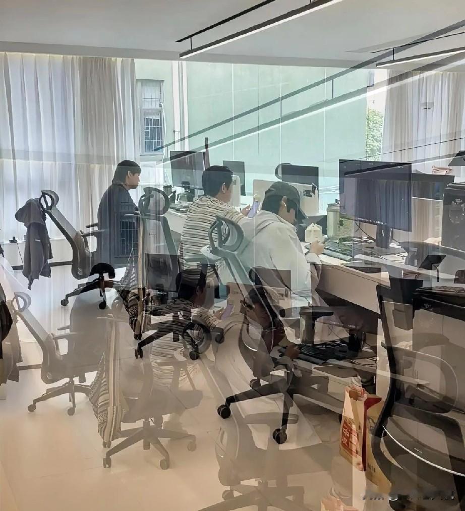 公司一分公司领导来总部出差因为有员工和他走对面没主动和他打招呼就被他拿这事说