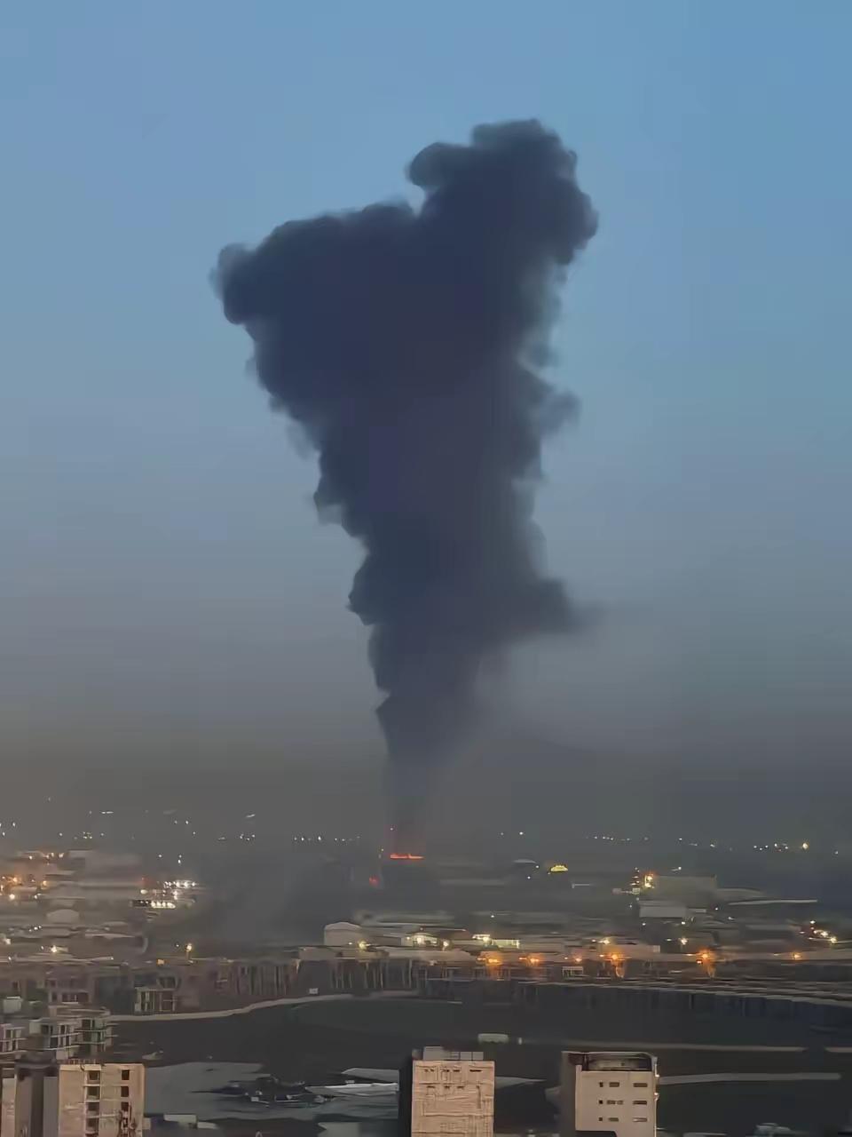 老特剧本计划是周六斩首，周天妥协，周一开盘！原计划很完美，想着只要哈梅内伊一