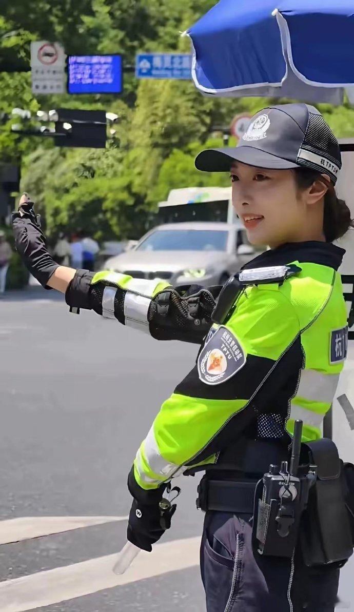 五一青岛海边邂逅李语蔚，脱下警服的她，尽显甜妹气质，颜值出众超吸睛。​​​