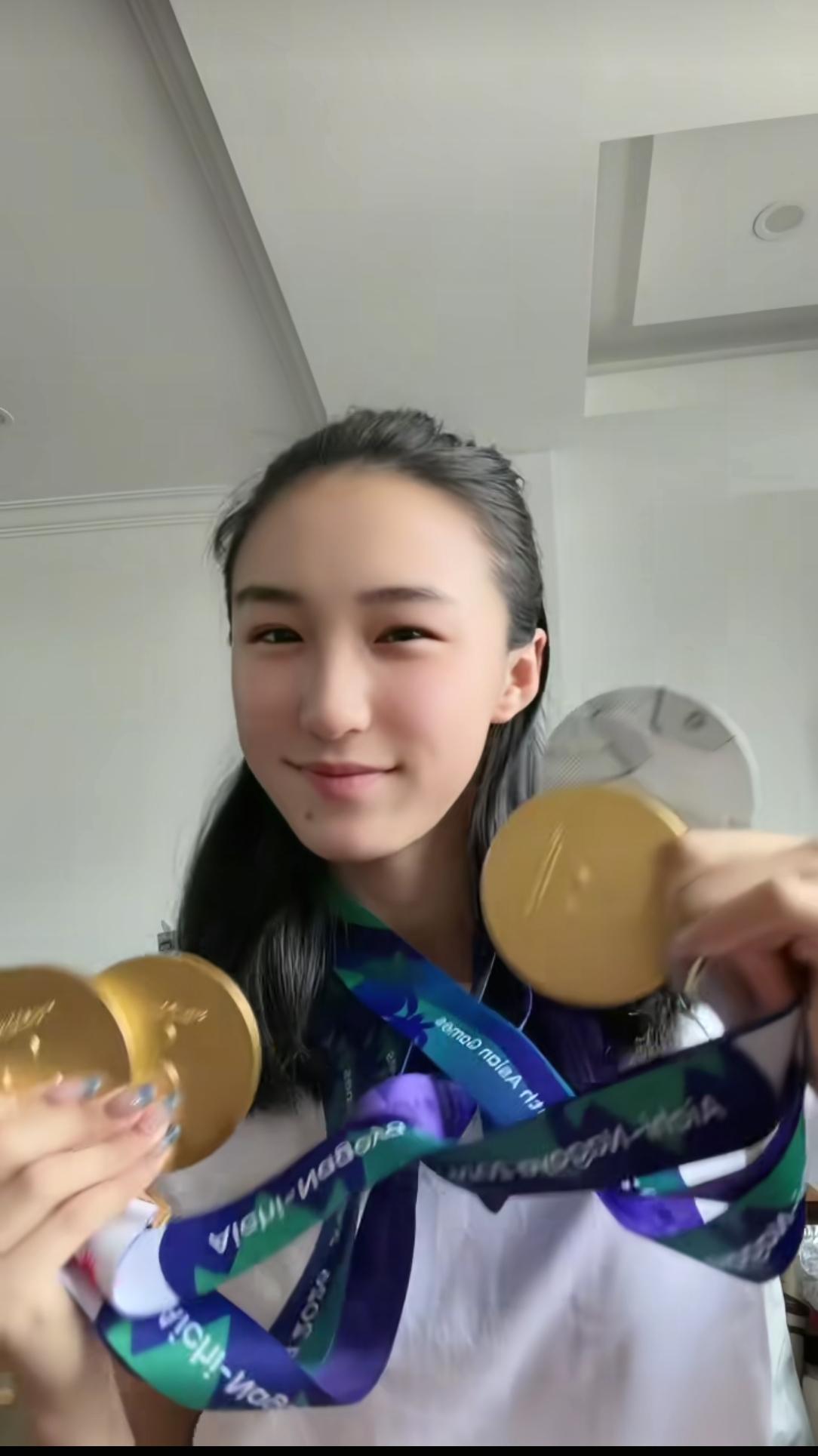 几年之后陈妤颉结婚生了孩子，需要给孩子做一副银手镯，她是用那一块银牌还是用金牌来