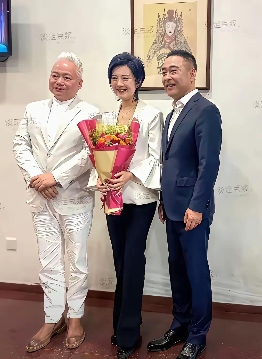 中间这位美女是谁？你们认识她吗？她的才华与美貌并存的央视美女主持人，就算是董