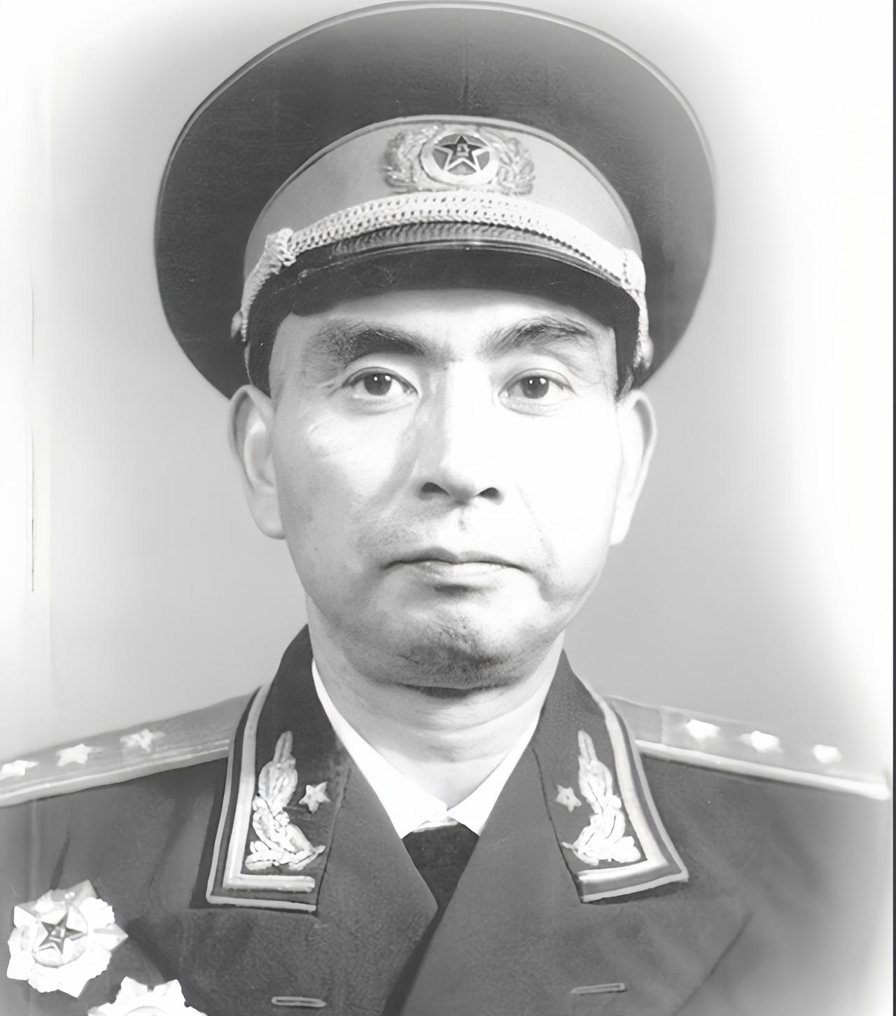 1943年夏天，杨勇挑来一大担子蔬菜和瓜果。毛主席笑问，这都是南方菜啊，你从哪里