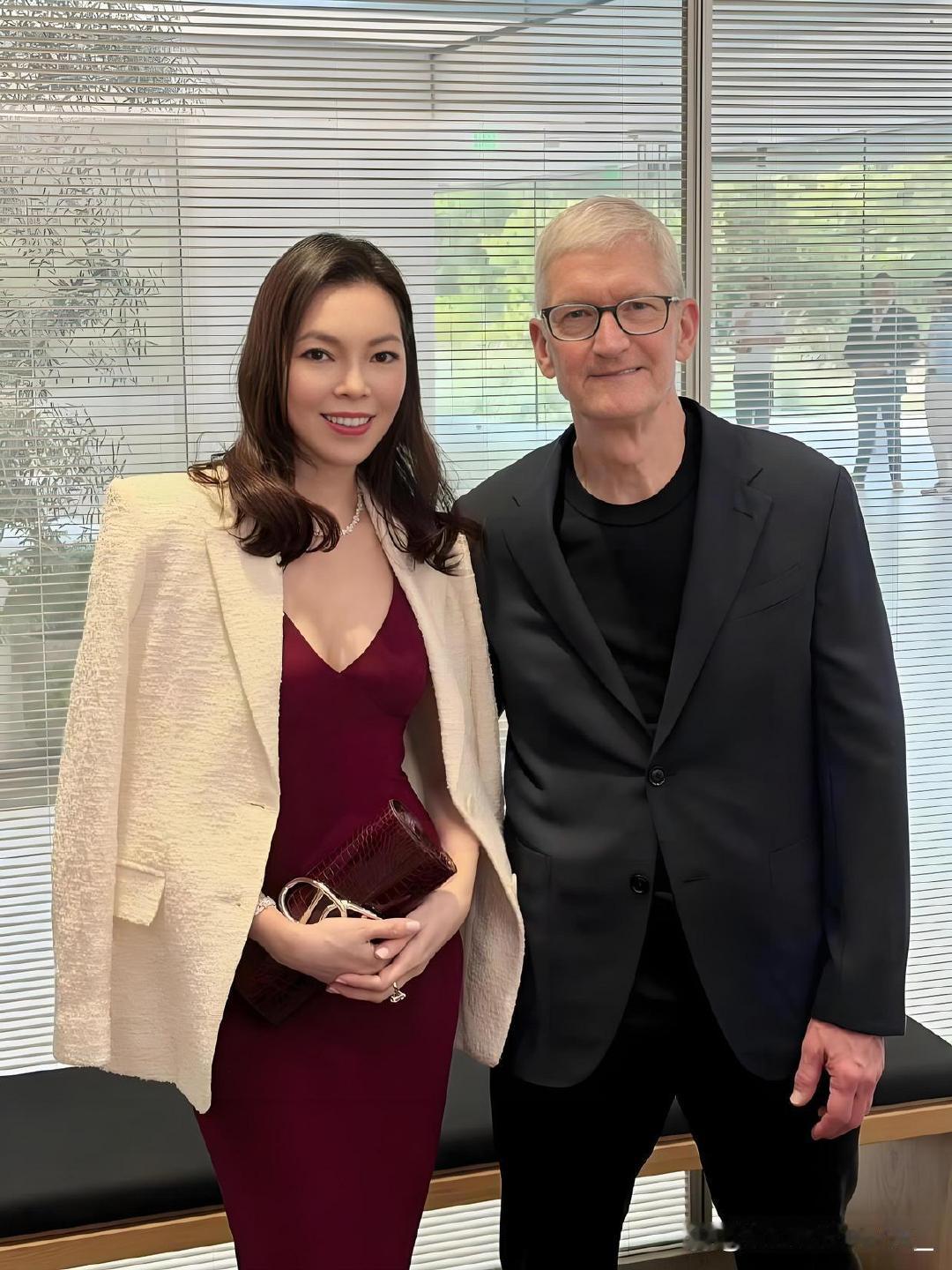 郭台铭和曾馨莹现身加州，去参加库克的离职晚宴。俩人穿得挺潮，状态看着不错​
