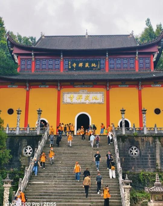 九华山自驾＋带小狗出游爬山武汉出发，因为我是电车中途充了两次电，不过正好上个