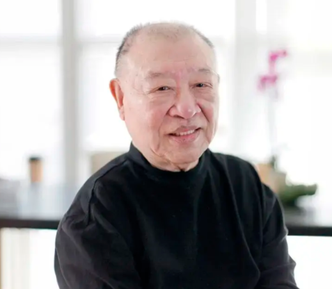 美国传来噩耗！2025年8月3日，影响中美的大佬去世了，中文世界一片哀默！ 
