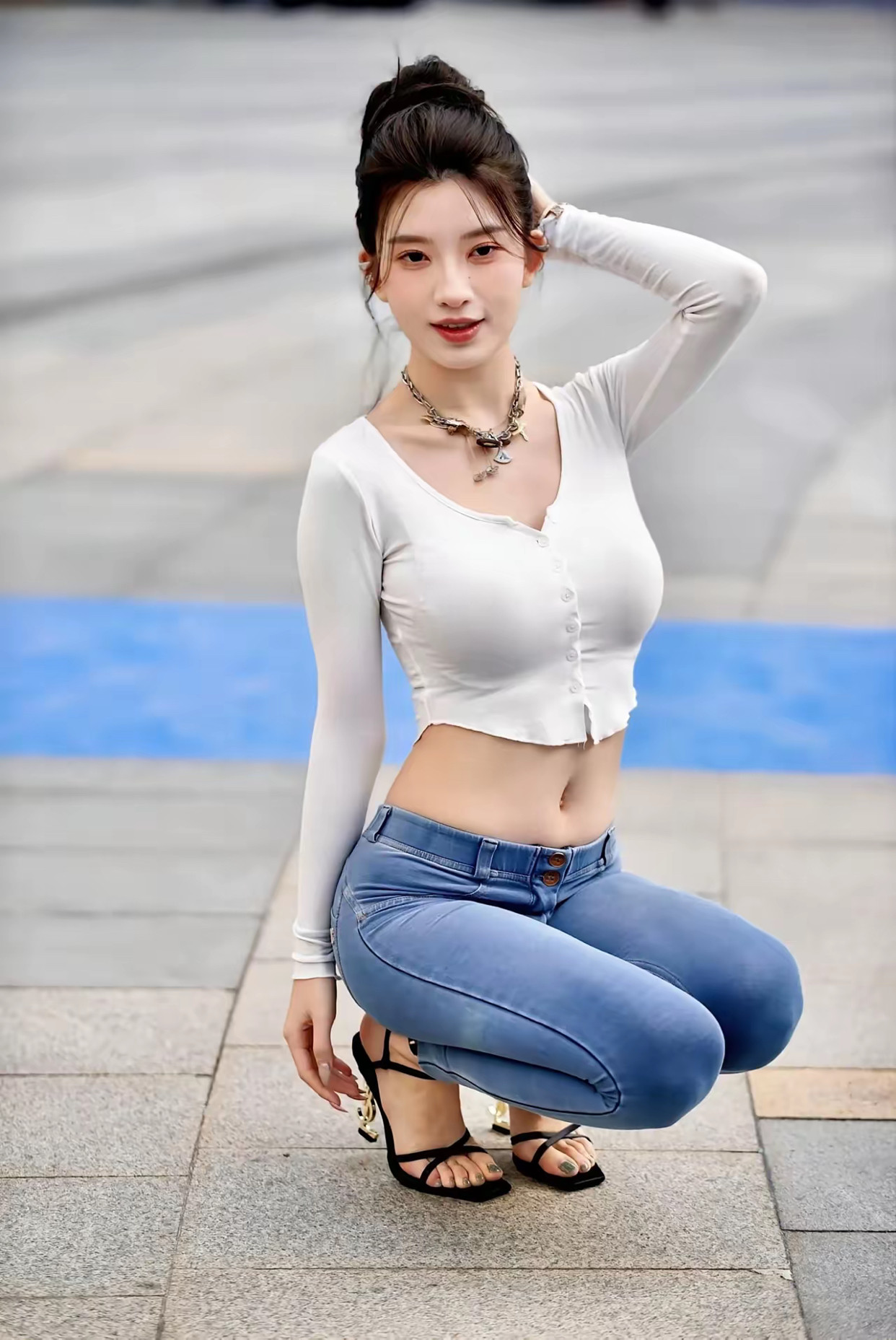 BB酱国内顶级车模-紧身牛仔裤街拍，这身材谁能不爱呢!