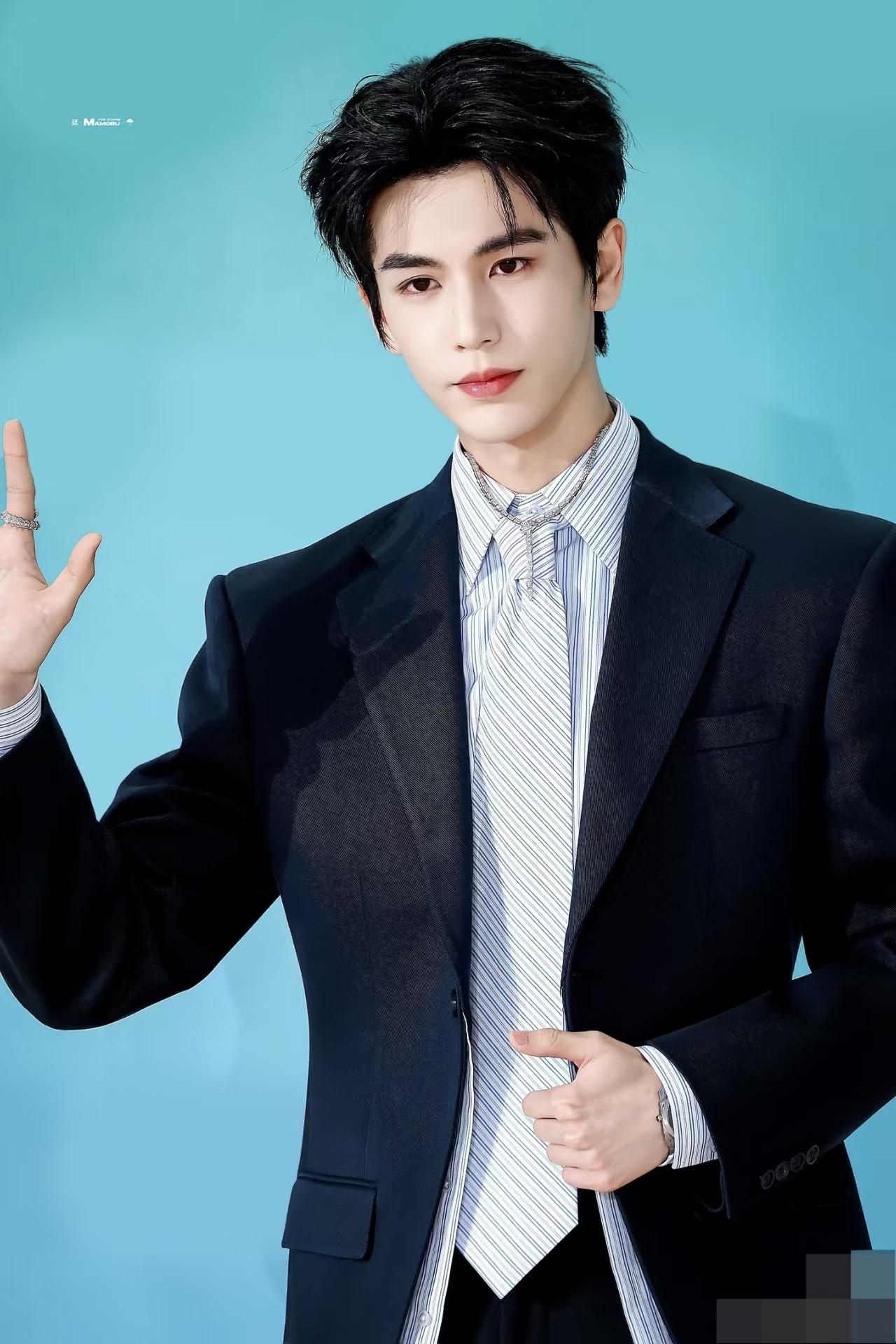 张凌赫呀张凌赫你藏的可是够深的让张凌赫来主持白玉兰奖的人，可真是个人才哪